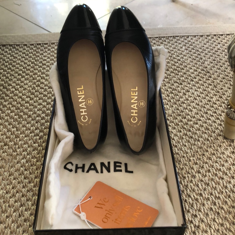 Chanel Capped toe flats